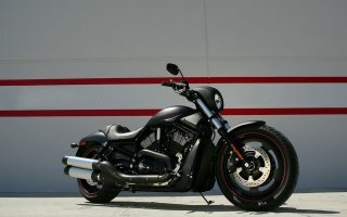 и подмазывается под дизайн деталями того же харлея...