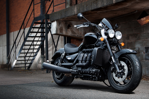 Как по мне- первоначальный вариант красивее, классика. Какой то индус чета намутил ширпотребное. Зачем видео? бормочет там на своем хрень какую то и показывает свои пластмассовые детальки. Я вообще за Triumph