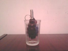 Вроде, по классике, в микроволновку кладут гранату в стакане с водой.