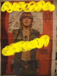 как то, в конце 90-х, на слёте КСП на Дуговке, а это было на Кинерете на лесистом берегу, я с подругой, потеряв нашу палатку в темноте ночи, решили упасть на какой то классной ,мягкой лужайке, там же пьяные и занялись развратом раскидав одежду вокруг, спустя пару часов, на рассвете, я обнаружил что лужайка посередине палаточного городка перед сценой, несколько сот(или даж пара тысяч) глаз наблюдают за нами и видимо не первую минуту.... и самое странное - ни одного совета или просто звука!!!! 
И тут!!!... подходит девушка и спрашивает, это ты на обложке? Я смотрю, у нее в руках журнал молодежный, а на обложке я в каске британского десанта и кути с лого "Кахана хай" подписан "хххх тоже человек"...
...
...
...стыдно?? типа ... неа...