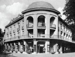 А вот тут жадность при чём понимаете? 
 Ну так я поясню. Первое красивейшее здание на главной улице нашего города. Бывший до войны роскошным торговым домом, назывался "Дом звёздного неба". После войны военный скнаторий. А потом.... Более 30 лет владел мутный хозяин, по случаю прикупивший в куроротном городе лакомый кусок. Второе фото то что сейчас. Горвласти ищут инвестора, что возьмутся восстанивить. Но надежды мало. Третье фото бывший отель " Восточная Пруссия" много лет был поликлиникой, которую выжили оттуда и снова прикупил ушлый владелец в обещании реконструировать. Ушлее первого. Таки он продал апартаменты, а внутри всё разрушил и бросил. Осталась только скорлупа.  Последнее фото здание бывшего телеграфа. Теперь разрушается и снова ищут "инвестора", что примется его восстанавливать. 
 Таких примеров только в моём маленьком городке масса. Причина всех без исключения ЖАДНОСТЬ! Сейчас к ним добавляются каждый год современные ужасающие в своей уродливости горобы, построенные на берегу в жажде наживы. И стоят уже долгострои годами.