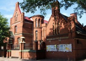 А вот тут жадность при чём понимаете? 
 Ну так я поясню. Первое красивейшее здание на главной улице нашего города. Бывший до войны роскошным торговым домом, назывался "Дом звёздного неба". После войны военный скнаторий. А потом.... Более 30 лет владел мутный хозяин, по случаю прикупивший в куроротном городе лакомый кусок. Второе фото то что сейчас. Горвласти ищут инвестора, что возьмутся восстанивить. Но надежды мало. Третье фото бывший отель " Восточная Пруссия" много лет был поликлиникой, которую выжили оттуда и снова прикупил ушлый владелец в обещании реконструировать. Ушлее первого. Таки он продал апартаменты, а внутри всё разрушил и бросил. Осталась только скорлупа.  Последнее фото здание бывшего телеграфа. Теперь разрушается и снова ищут "инвестора", что примется его восстанавливать. 
 Таких примеров только в моём маленьком городке масса. Причина всех без исключения ЖАДНОСТЬ! Сейчас к ним добавляются каждый год современные ужасающие в своей уродливости горобы, построенные на берегу в жажде наживы. И стоят уже долгострои годами.