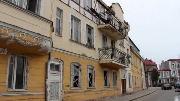 А вот тут жадность при чём понимаете? 
 Ну так я поясню. Первое красивейшее здание на главной улице нашего города. Бывший до войны роскошным торговым домом, назывался "Дом звёздного неба". После войны военный скнаторий. А потом.... Более 30 лет владел мутный хозяин, по случаю прикупивший в куроротном городе лакомый кусок. Второе фото то что сейчас. Горвласти ищут инвестора, что возьмутся восстанивить. Но надежды мало. Третье фото бывший отель " Восточная Пруссия" много лет был поликлиникой, которую выжили оттуда и снова прикупил ушлый владелец в обещании реконструировать. Ушлее первого. Таки он продал апартаменты, а внутри всё разрушил и бросил. Осталась только скорлупа.  Последнее фото здание бывшего телеграфа. Теперь разрушается и снова ищут "инвестора", что примется его восстанавливать. 
 Таких примеров только в моём маленьком городке масса. Причина всех без исключения ЖАДНОСТЬ! Сейчас к ним добавляются каждый год современные ужасающие в своей уродливости горобы, построенные на берегу в жажде наживы. И стоят уже долгострои годами.