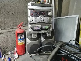 LG. В гараже стоит. Аукс и радио, вполне рабочий. Только кнопки некоторые отвалились.