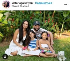 Автор дебил!!!

У тебя старые фотки, 2015 года.

Дочка Светлакова и дочки Галустяна выглядят уже вот так!