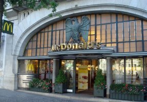 Самые странные и удивительные здания McDonald's со всего мира