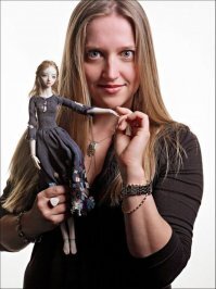 Вообще-то у всех её кукл - гипертелоризм орбитальный... Сама, вроде, внешне - норм. Что-то с головой?