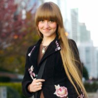 Вообще-то у всех её кукл - гипертелоризм орбитальный... Сама, вроде, внешне - норм. Что-то с головой?