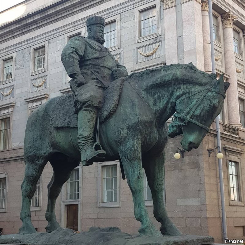 Дураков много. Надо быть умнее.
Некто Орешкин, солдат, перебравший в царевом кабаке, начал буянить и задирать окружающих. На попытки посетителей его успокоить с указанием на царский портрет, он выкрикнул: "плевал я на Вашего государя императора!".

Этого оказалось достаточно, чтобы оказаться немедленно арестованным. История дошла до Александра III - царь, внимательно ознакомившись с делом, четырежды ткнул крепким пальцем в стол: "суд прекратить, Орешкина немедленно выпустить, мои портреты из кабаков - убрать, и передать Орешкину, что я на него тоже плевал!".