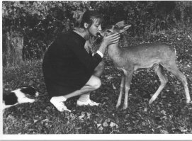 1970 год. Село Кротенки под Полтавой.  На фото я и моя сестра с домашними питомцами. Отец косил сено на лугу, наткнулся на детеныша косули, она жила у нас в частном доме несколько лет.