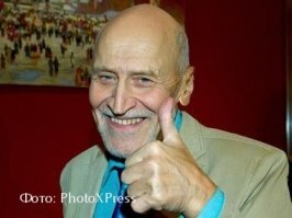 Огромный голодный питон пожирает опоссума