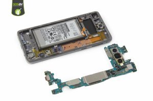 Неа. У современных, в этом месте оптика и электроника задней камеры, как раз. Проц по середине, около ребра. Край батареи тоже чуть ниже дыры. Мне, конечно, тоже немного не верится, но по крайней мере, если это постановка/фотошоп, то дыра в самом правдоподобном месте. Вот S10 например.