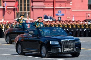 Почему Парады Победы не принимал Путин, а до него Ильцин, а до него Плешивый, а до него прочие?