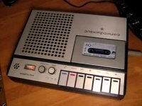 Мой первый. 190 рэ, покупала в ГУМе. Платила (охренеть!) десятикопеечными монетами - раздербанила копилку. Кассирша терпеливо считала, очередь терпеливо ждала...