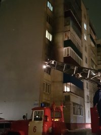 Если присмотреться - перед капотом пожарки белая машина. Моя. Отъехать уже не мог, заблокировали намертво. Перед капотом догорал выброшенный из окна диван.