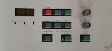 У нас на работе (образовательное учреждение) начали выкидывать старые парты из аудиторий, которые были установлены приблизительно в 80-х годах. Парты необычные, а какие то интерактивные. Но ни я, ни работающие по настоящее время персонал не застал то время, когда это все работало и понятия не имеют как это работало. Вот решил выложить фотку, может кто сталкивался с таким в своей молодости и поведает, что это все таки за такие шайтан-столы))
P.S. За креатив студентов на партах не судите особо))