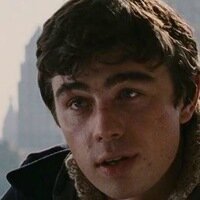 За 30 лет российского кинематографа о герое своего времени фильм удалось снять пожалуй только Балабанову в "Братьях". 
Бригада и т.п. по сравнению с ними - не тот масштаб. 
И характеры, взгляды и сущность людей даже у второстепенных ролей в коротких эпизодах отлично переданы: и "бандеровца" (тогда это ещё не было так выпукло в жизни), и американских нигеров из чёрных кварталов, и американизировавшегося человека-хоккеиста (который в конце фильма "там ещё проценты были"). 
Ну и Сергей Бодров конечно прекрасный Актёр и Человек.