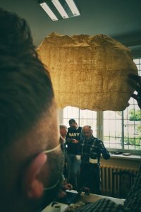 Почем у очкарика прозрачный шлем на голове