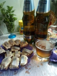 Похмеляюсь. На поджаренном в тостере хлебушке помазка из сыра с майонезом, чесноком и зеленью + селёдочка пряная.