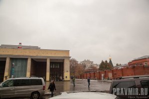 Я там 38 лет прожил, часовню чуть позже построили, просто её не все сразу замечают. Новодевичий в те времена совсем в плачевном состоянии был.