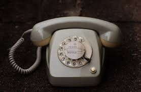 Эх, молодежь.
В мои годы от души бросали трубку на телефон.