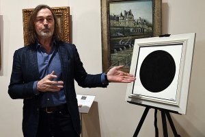 Ну а как со сломанным пальцем такие шедевры рисовать