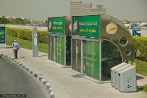 Вот лаконично и практично. Остановки с кондиционерами и солнечными панелями. Хороший обзор и комфорт.
Почему две, потому что это ОАЭ, одна для мужчин, другая для женщин.