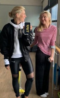 Здесь забыли отфотошопить? 
Без косметики и фотошопа, мамаша и выглядит на 65. 
Особенно если обратить внимание на шею и руку.