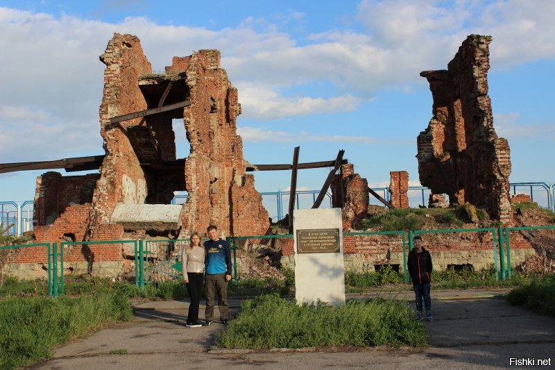 Самара, Пермь, Ульяновск были далеко от войны. Но волгоградский дурачок, он что - слепой?
Это был ОЧЕНЬ крепкий и добротный дом, даже время над ним не властно, но как держали в этих руинах оборону, я не представляю.
А сколько я с друзьями в 80-х нашли костей, касок, патронов - не передать. Весь берег усыпан. Одних черепов было найдено нами штук 20. Мы не копатели, это то, что вымывали дожди за нашим домом. И самое интересное, я это понял сейчас, в том месте где я жил было относительно спокойно и основные бои шли в других местах.
Жаль дурачка, папы небось нет, никто ему это не рассказывал, а дальше своего окошка монитора ему ничего и не надо.