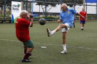 Вот еще две девушки тусуются и парни играют в футбол