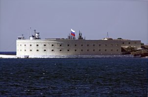 Ты мне какие то видео и картинки непонятные суешь. Я вырос в Севастополе и историю города знаю.    Знаю, что было сдано, что осталось за Россией. Константиновский и Михайловский равелины  находятся на Северной стороне. Или это не крепости?  Сухие доки и рентные предприятия находились там же. Там же находились госпиталя с ранеными и переправившиеся защитники города. Да, что я тебе , упертому, объясняю, напрасный труд.
