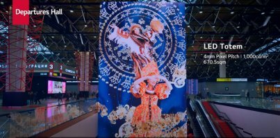 Обычный LED я думаю, ничего сверхъестественного. В Шереметьево-B есть видеокуб не сильно меньше размером. Своими глазами видел, очень яркий и четкий, не сравнится с обычными рекламными панелями. Панельки вроде LG-шные, так что не удивительно что они у себя дома в Ю.Корее такие инсталляции строят налево и направо.