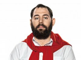 и на гитаре еще играет