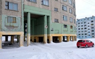 Свай столько - чтобы мерзлота оставалась мерзлотой, иначе тепло дома растопит потихоньку и будет кирдык фундаменту.