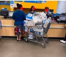 А есть видео где ей говорят что вещи купленные в время карантина возврату и обмену не подлежат , и второе видео где ей говорят что вернуть можно только в течении 2х недель :)) Я был на днях в магазине там какая то арабка орала что не такие трусики взяла для детей , ей 20 раз сказали тоже самое что я выше написал . Развернулась ушла обиженная