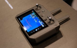 Джойстик там другой :) это испаир 2 . На него дохрена что можно навесить . У меня есть но первой версии . На первом фото базовый пульт на втором смарт контроллер , он удобней и не нужно телефоны и планшеты тыкать .