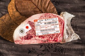 Вагю из Японии стоит по 300 баксов. Продают как ювелирку практически.