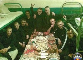 Может ему хотят принудительную обсервацию от коронавируса сделать? Иначе с чего там полиция?