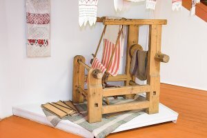 Одна из осей ткацкого станка.