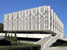 Никогда не видел такого. В основном бетонные конструкции выполняли роль жалюзи от солнца
