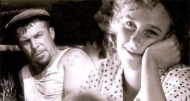 "История..." лежала на полке 20 лет, в 87 его перемонтировали в полную версию и показали. 
Я посмотрел в 88.
В армии, в выходной, в клубе . Шел бы он в кинотеатрах до армии, студентом когда был - вряд ли пошел бы. 
Но тут... Тогда шел то ли второй, то ли третий месяц службы, впереди только чуть менее 2 лет... (потом оказалось 14 месяцев , амнистировали нас, студентов, в августе 89-го). Самое тоскливое время. К армейскому течению времени еще не привык, время тянется, все время домой тянет...
Но как начался фильм, я как будто уже и не сидел в зале, рядом с людьми в форме и сапогах, я даже и экрана то не видел. Я уже был там - в этой деревеньке, среди простых деревенских жителей (кроме нескольких актеров по пальцам одной руки, в фильме играли реальные местные жители), с их простыми и непростыми проблемами, но все было так реально, тем более до 16 лет до универа я и сам рос в деревне.

А потом, когда закончился фильм, в зале включился свет...
И как будто меня растолкали посреди чудного сладкого сна и выставили на улицу под мерзкий дождь: вокруг люди в сапогах, дедушки...