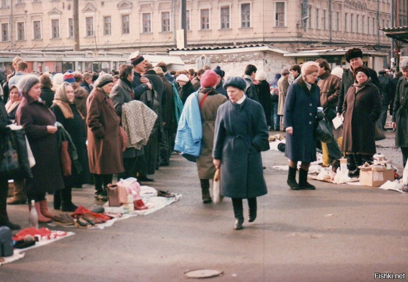 Поменяем думу,- другая воровать не будет? Пересажаем всех,- просто за то что они депутаты? Вернём название милиция,- она лучше станет?Вернуть пенсионный возраст,- вы прямо сейчас станете лучше жить? Честные выборы,- это когда побеждают либералы на выборах? Вернуть всё как было до Путина? Вам тогда хорошо жилось? Всё было честно? Мы были свободными,и сами выбрали Ельцына на второй срок,когда у него рейтинг был 10% ? Кто из тех кого вы предлагаете вместо Путина,-сделает страну, такой какой её видите вы?
Ну и напоследок напомню,что было до Путина.
P.S.С Путином можно не во всём соглашаться,но я считаю,что благодаря ему у нас выплачивают пенсии и зарплаты, а пенсионеры не торгуют у метро водкой и сигаретами.