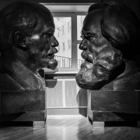 Постоянно в таких постиках втюхивается какая либо фотография сделанная позавчера, под видом сделанная тогда. Но главное ч\б. 
На окна посмотрите. Да и вряд ли, во времена развитого социализма, Маркса и Ленинса так бы поставили, так как это по тем временам -святотатство.