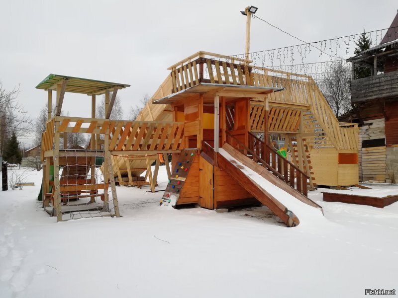 я дочке тоже построил детскую площадку.вся деревня приходила покататься
3 горки на разные возраста.4 кочелей,скаладром,веревочная лестница,песочница,гамак,канат,летом и батут ещё.
детям- площадку, а взрослым -беседку с грилем чтобы было интереснее за детьми наблюдать