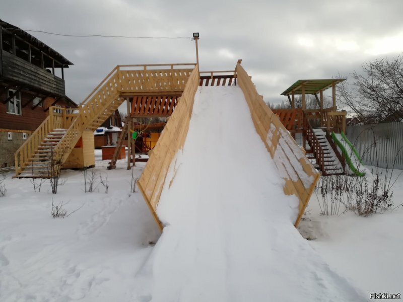 я дочке тоже построил детскую площадку.вся деревня приходила покататься
3 горки на разные возраста.4 кочелей,скаладром,веревочная лестница,песочница,гамак,канат,летом и батут ещё.
детям- площадку, а взрослым -беседку с грилем чтобы было интереснее за детьми наблюдать