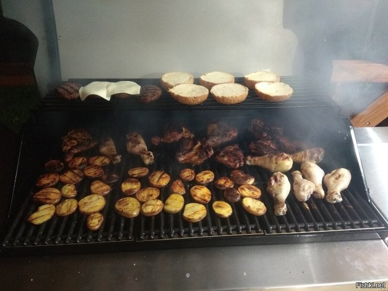 я дочке тоже построил детскую площадку.вся деревня приходила покататься
3 горки на разные возраста.4 кочелей,скаладром,веревочная лестница,песочница,гамак,канат,летом и батут ещё.
детям- площадку, а взрослым -беседку с грилем чтобы было интереснее за детьми наблюдать