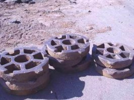 Из-за наличия замка соединения плашку из центра просто так не вытащить.