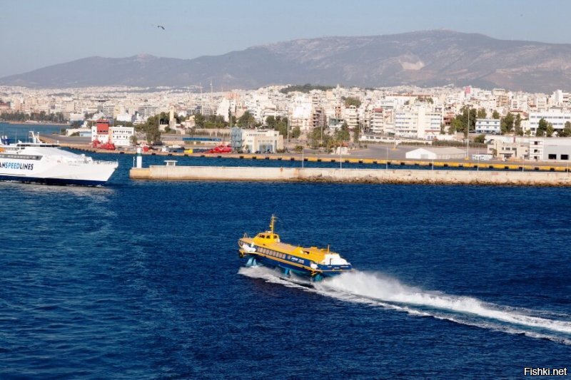 Россия потеряла, зато Греция нашла. Вот Летающий дельфин,заходит в порт Пирей, что возле Афин. Такие суда курсируют между Пиреем и греческими островами.
