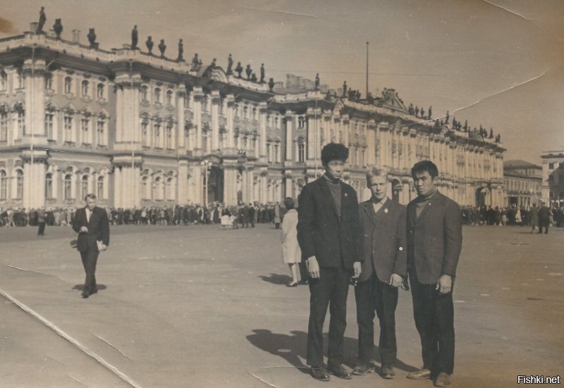 А это фото в 1966 ом. Абитуриенты, я с Калининской в окружении ребят из Уфы.