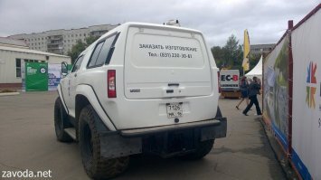 Я что-то сомневаюсь в его внедорожных качествах, разе что лебёдки выручат. Вот люди внедорожники делают. Причём этот аппарт плавать может, сзади можно винт разглядеть.